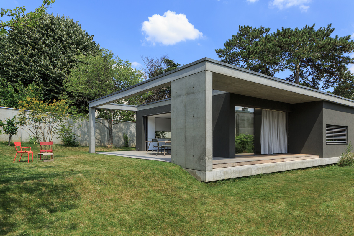 MTE_Dank-Architectes-maison-beton-brute-contemporaine-caluire-et-cuire_exterieur-beton-banche-pergola
