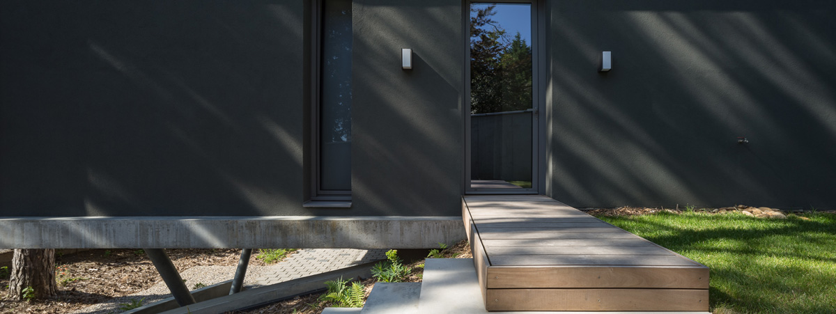 MTE_Dank-Architectes-maison-beton-brute-contemporaine-caluire-et-cuire_exterieur-facade-enduit-noir