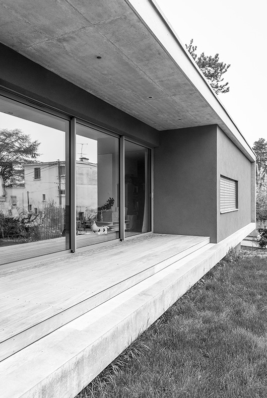 MTE_Dank-Architectes-maison-beton-brute-contemporaine-caluire-et-cuire_exterieur-terrasse-bois-baies-vitrées