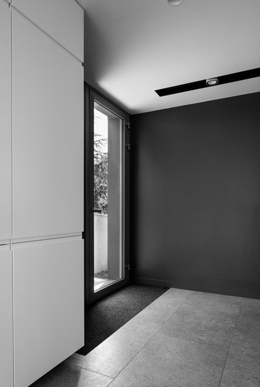 MTE_Dank-Architectes-maison-beton-brute-contemporaine-caluire-et-cuire_interieur_porte-entree-vitree
