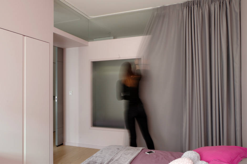 Rénovation d'un appartement contemporain à Lyon avec un meuble central sur mesure. Détails de la fenêtre intérieure.