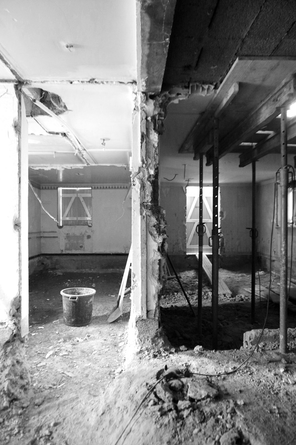 Rénovation et extension contemporaine d'une maison à Caluire de type verrière d'atelier. démolition chantier.