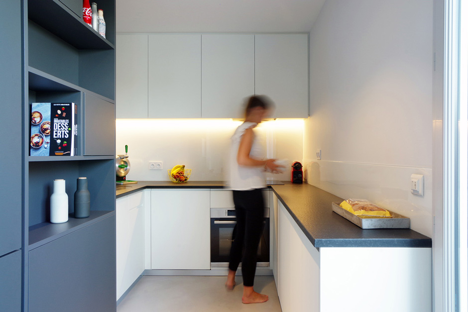 Appartement-contemporain-architecte-terrasse-agencement-sur-mesure-mobilier-design_Vue-cuisine