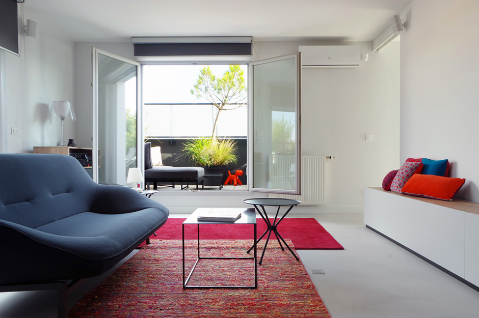 Appartement-contemporain-architecte-terrasse-agencement-sur-mesure-mobilier-design_Vue-salon