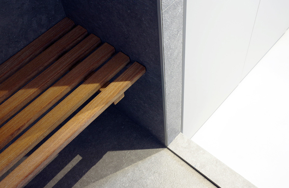 Appartement-contemporain-architecte-terrasse-agencement-sur-mesure-mobilier-design_detail-salle-de-bain-assisie